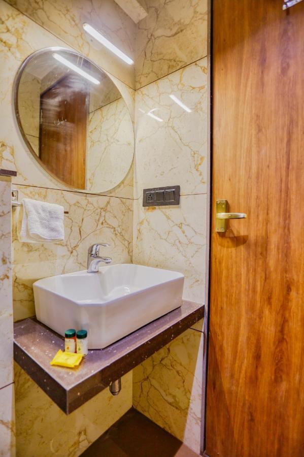 Hotel Pavilion Indore Buitenkant foto
